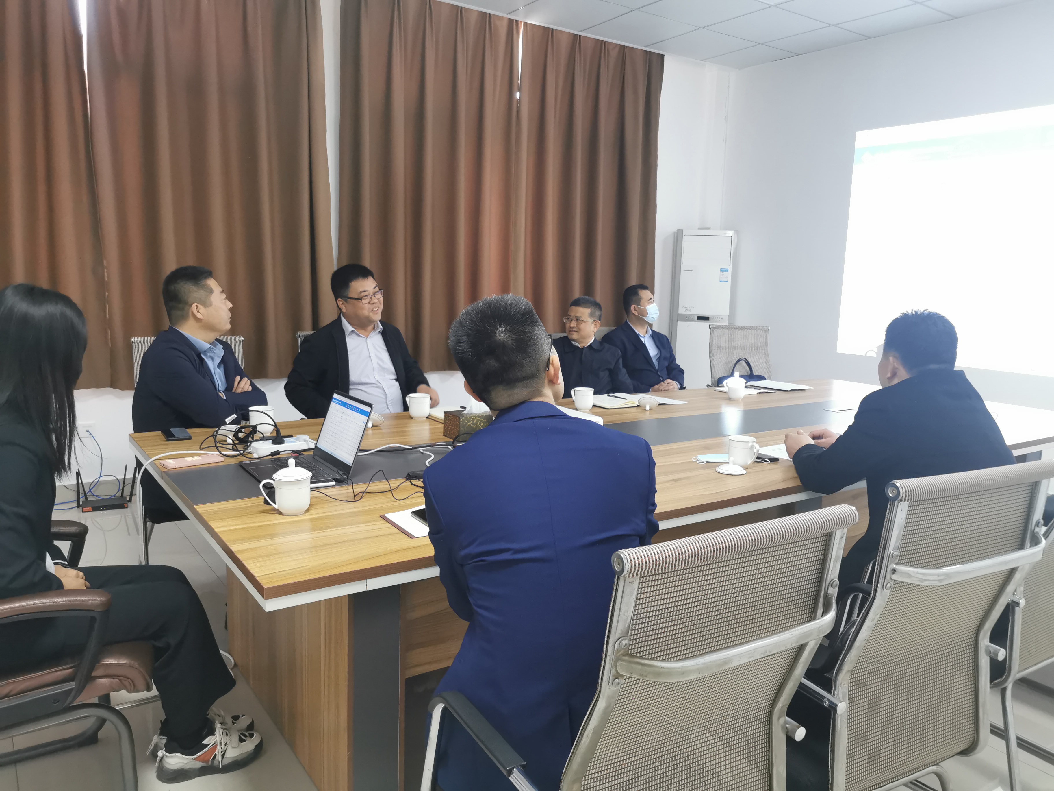 高密市政協(xié)黨組書(shū)記、主席王永亮到宇浩科技調(diào)研指導(dǎo)